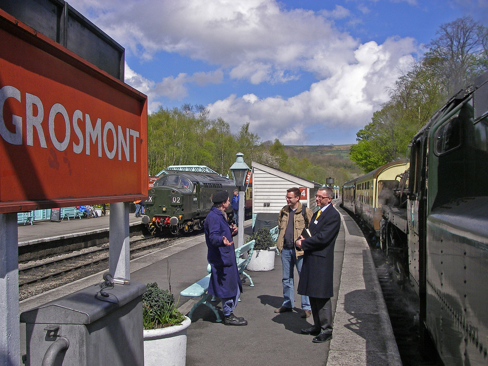 Yorkshire Grosmont Bahnsteig mit Reisenden