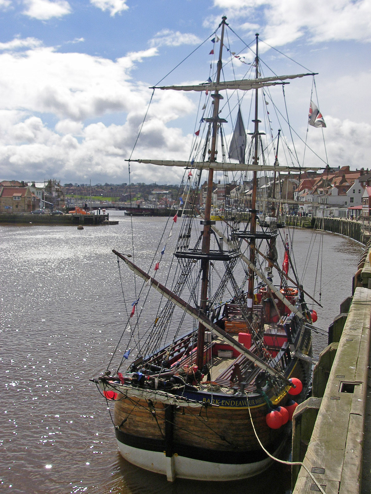 Yorkshire Whitby Endeavour Nachbau im Hafen