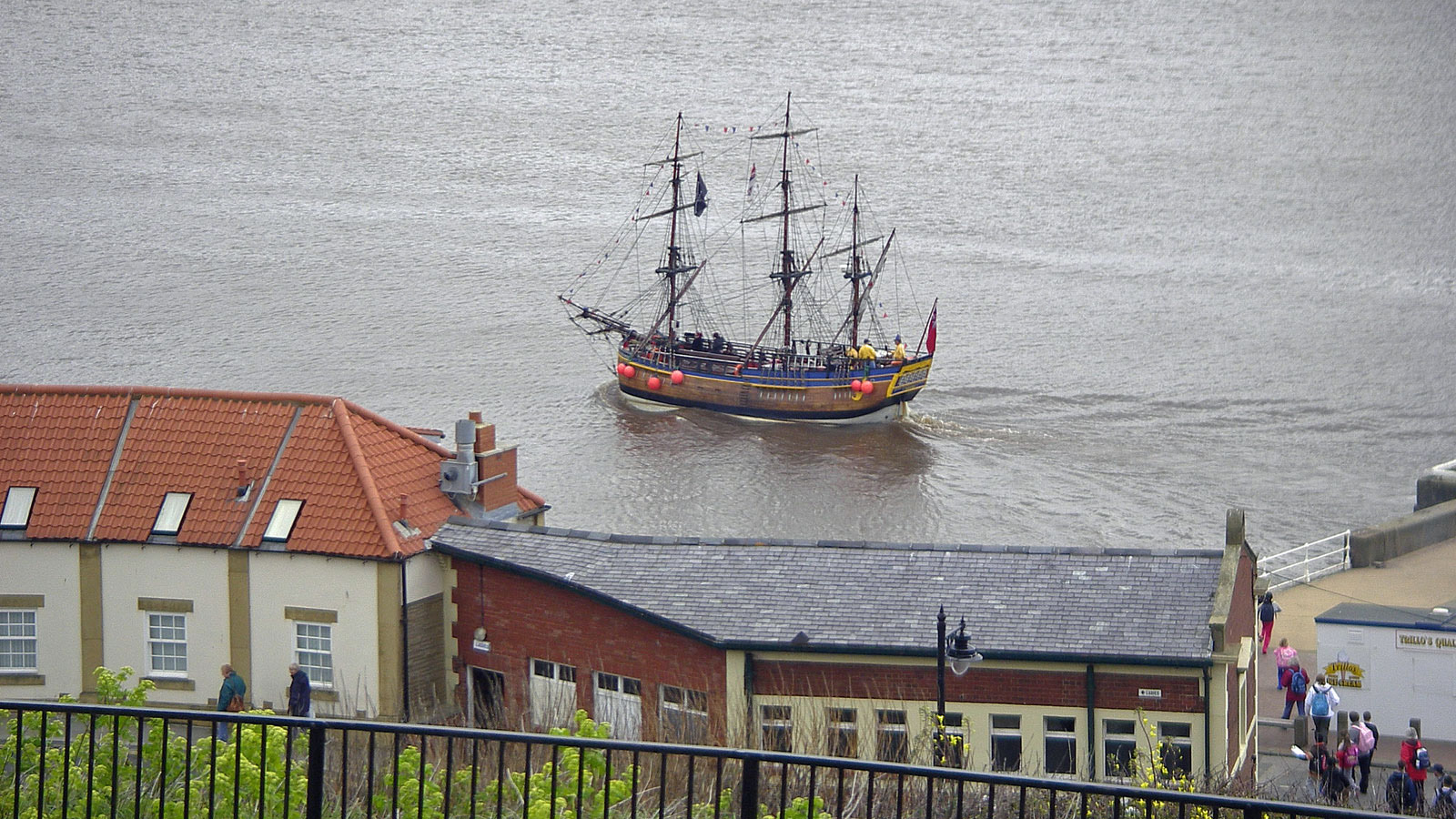 Yorkshire Whitby Endeavour Nachbau in der Bucht