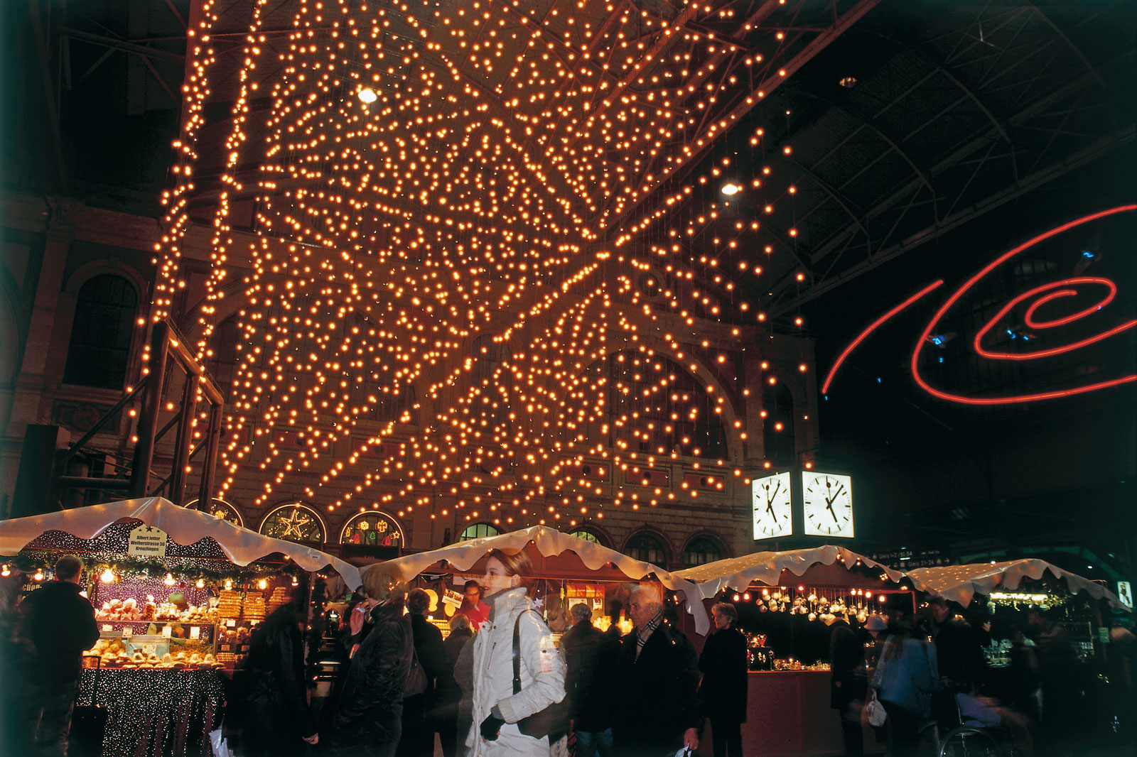 Zürich Hauptbahnhof Weihnachtsmarkt von unten