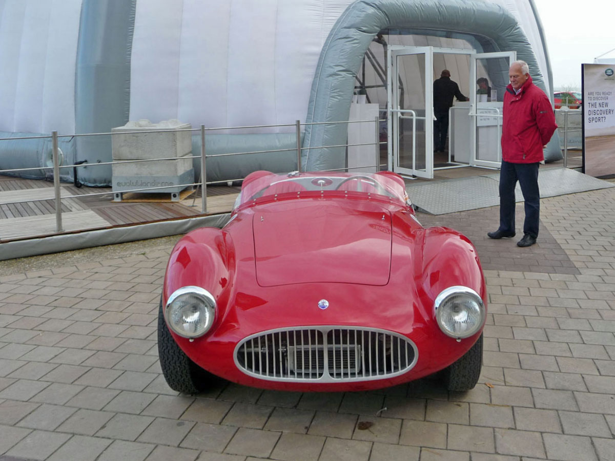 Roter Sportwagen bei der Zoute Rally in Knokke-Heist