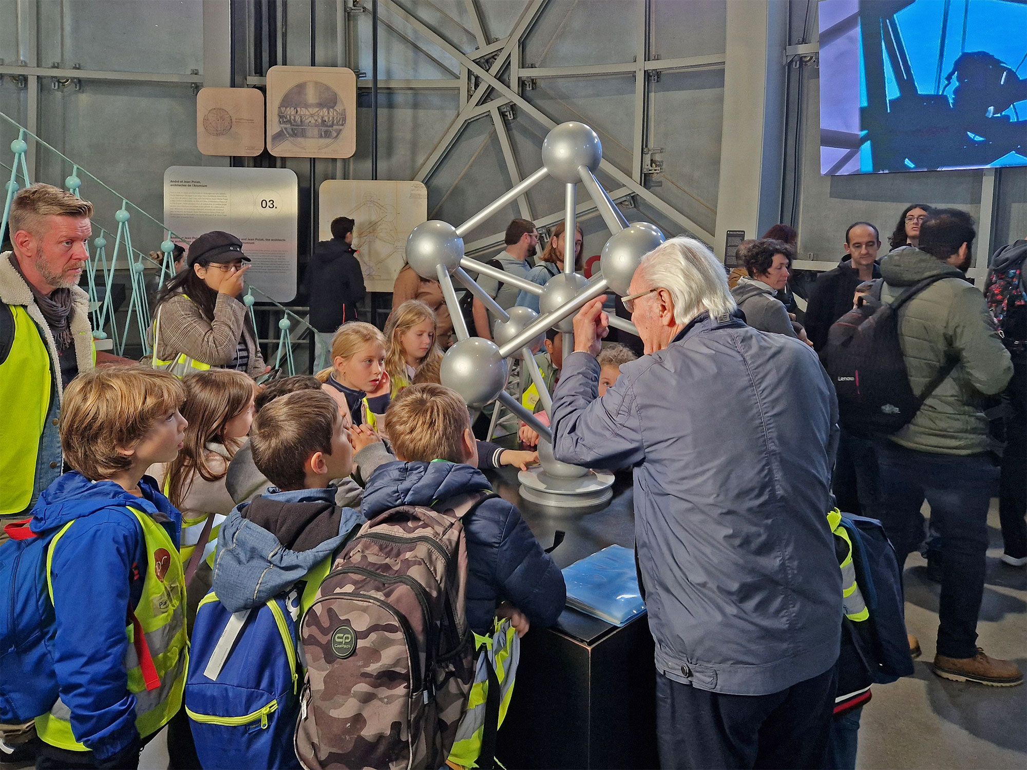Brüssel Atomium innen Kinder