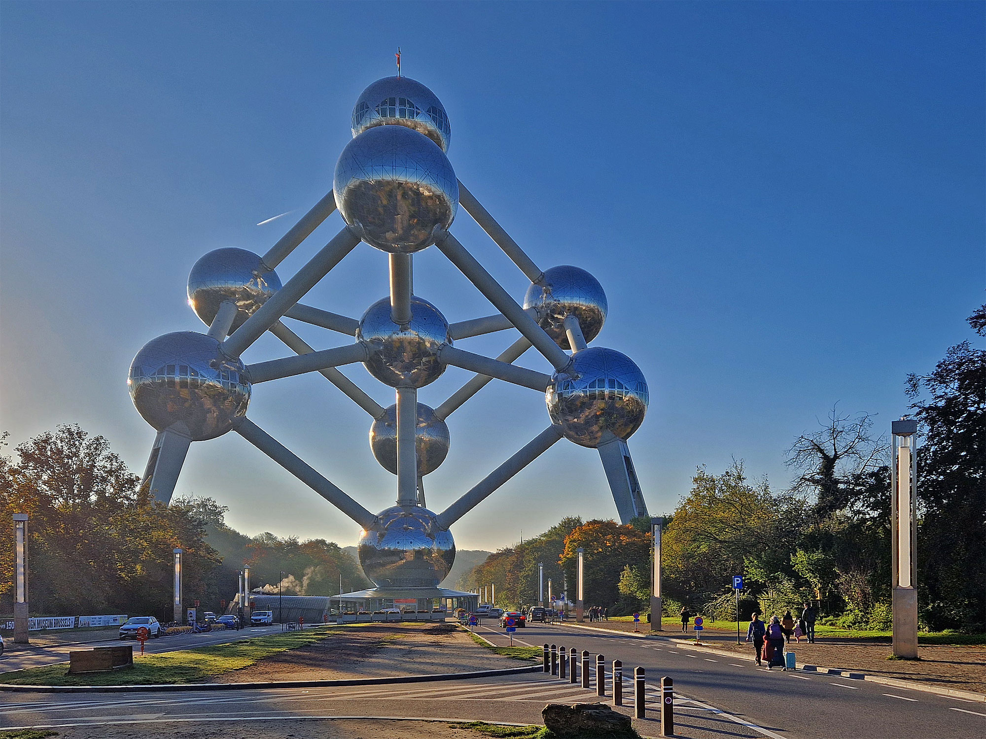 Brüssel Atomium außen Gegenlicht