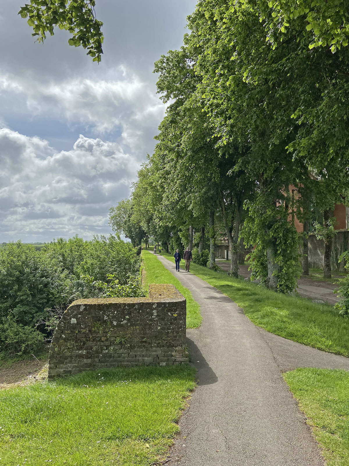 Montreuil-sur-Mer auf der Stadtmauer