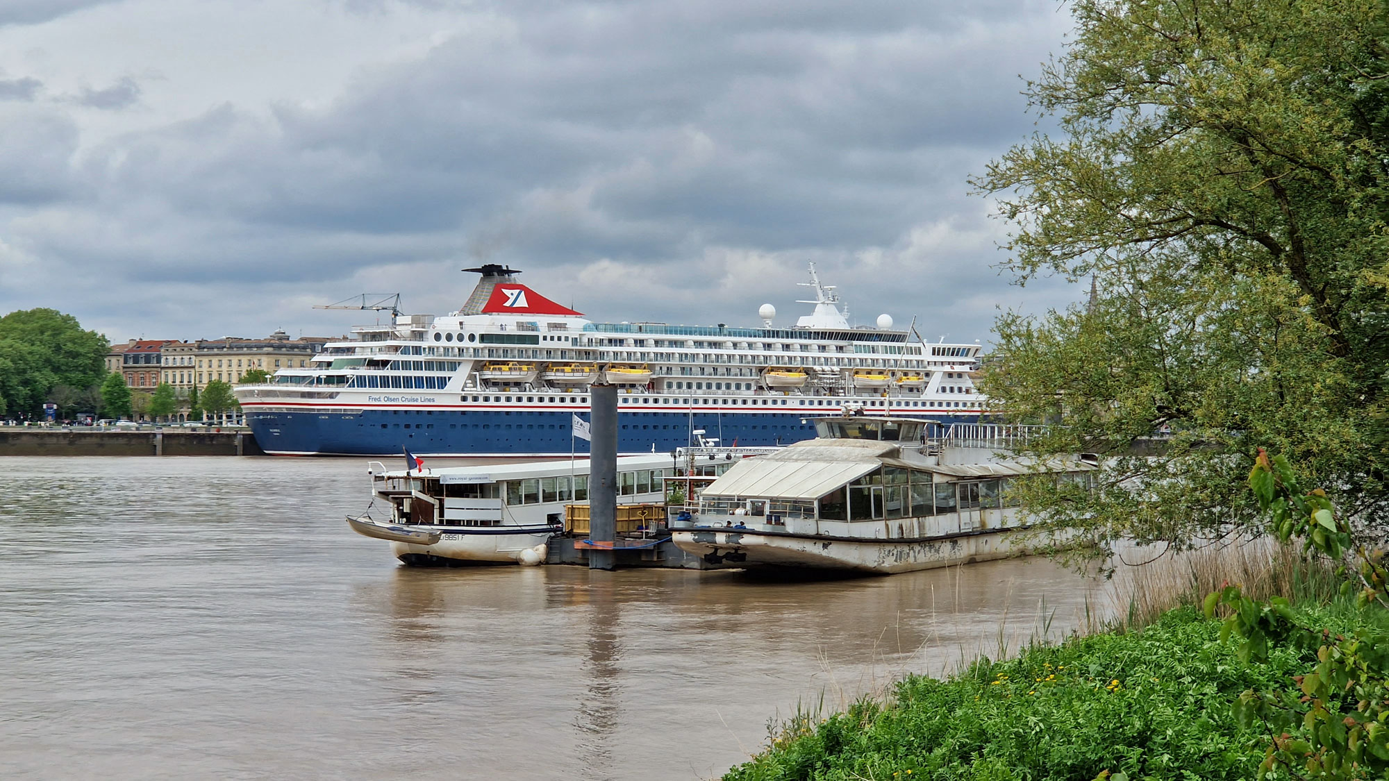Bordeaux Garonne Kreuzfahrtschiff