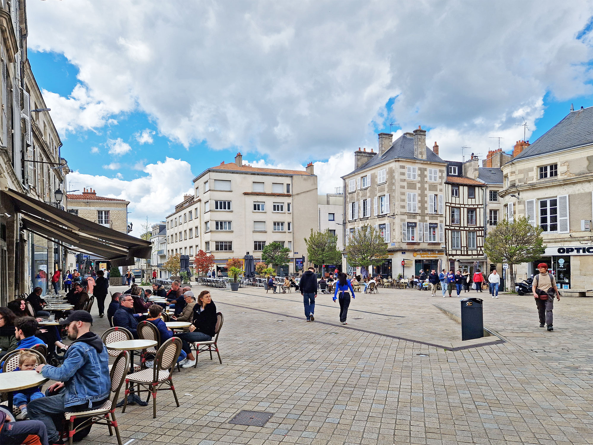 Poitiers Place Charles de Gaulle