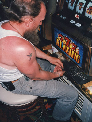 Las Vegas Tourist vor Spielautomat