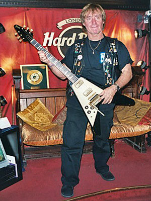 Hard Rock Cafe Vault Beaky spielt Flying V