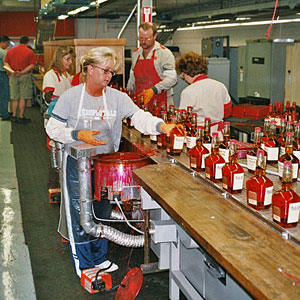Kentucky Maker's Mark Distillery Arbeiterinnen am Fließband