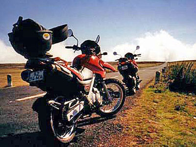 Madeira Motorräder am Straßenrand