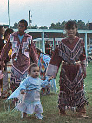 South Dakota Pine Ridge Reservation Frauen mit Kind beim Powwow